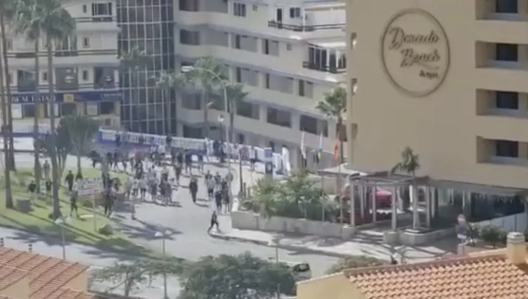 An ugly angry mob gathers on the streets of Arguineguín based on hearsay spread across social networks