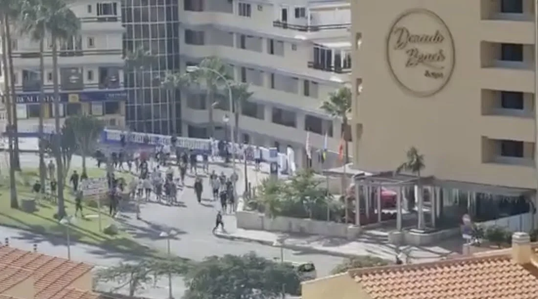 An ugly angry mob gathers on the streets of Arguineguín based on hearsay spread across social networks