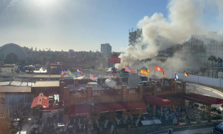 Shopping centre fire brought under control at a motorcycle rental store in Playa del Inglés