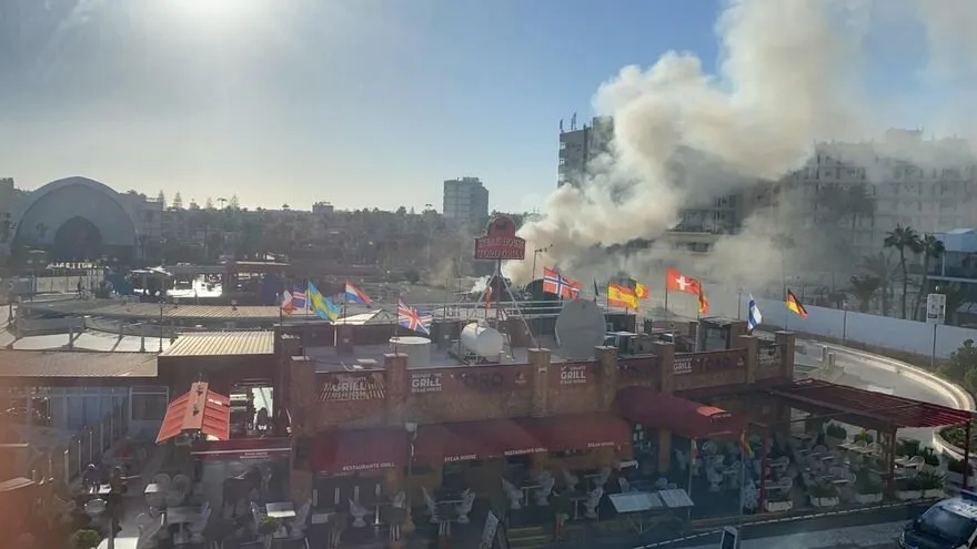 Shopping centre fire brought under control at a motorcycle rental store in Playa del Inglés