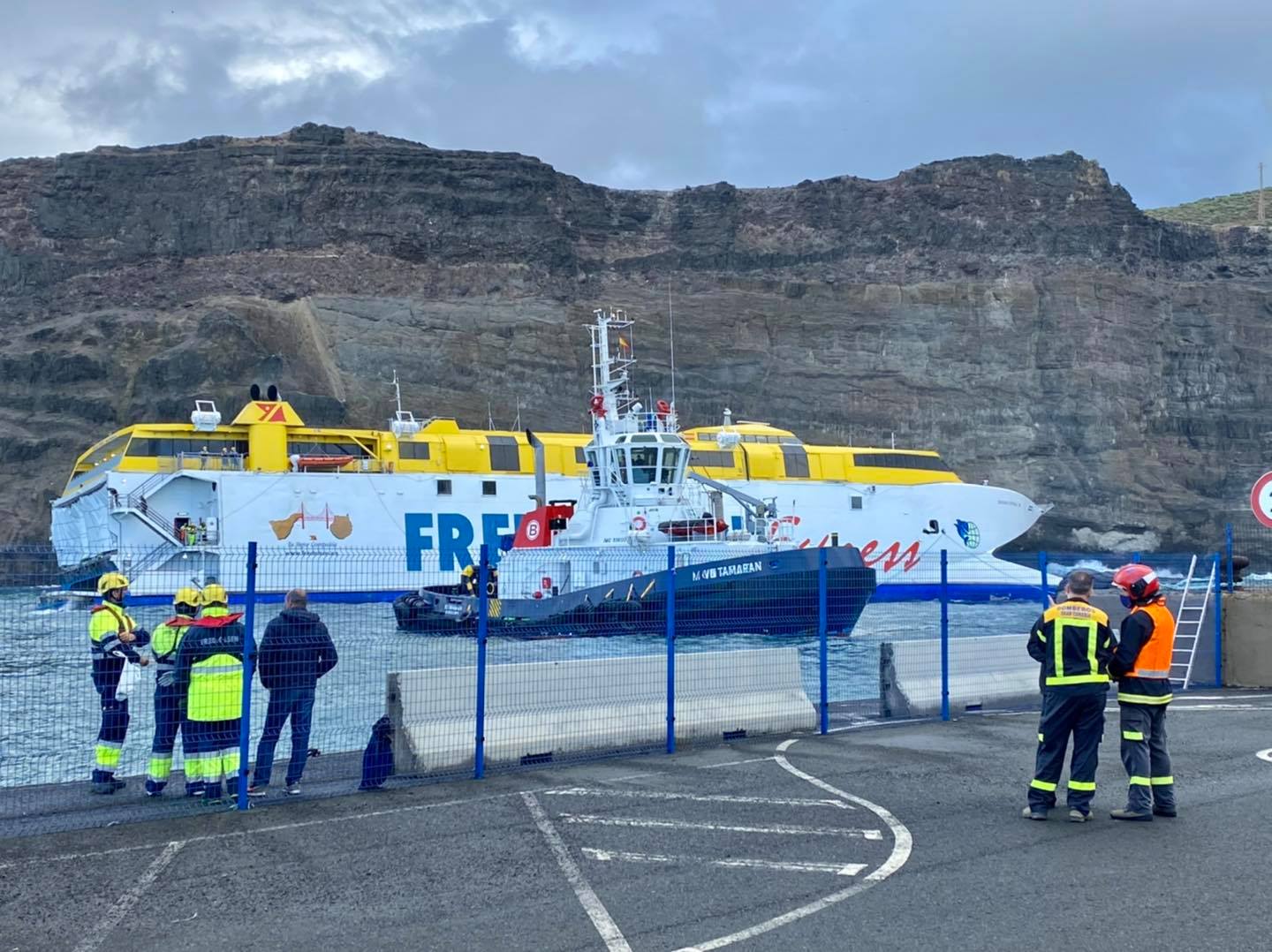 All crew and passengers safe after night aboard ferry that ran aground in the Gran Canaria port of Agaete