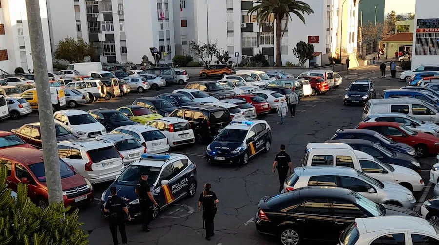 Two (possibly) homeless individuals, who pretend to be car parking attendants, violently attacked in San Fernando