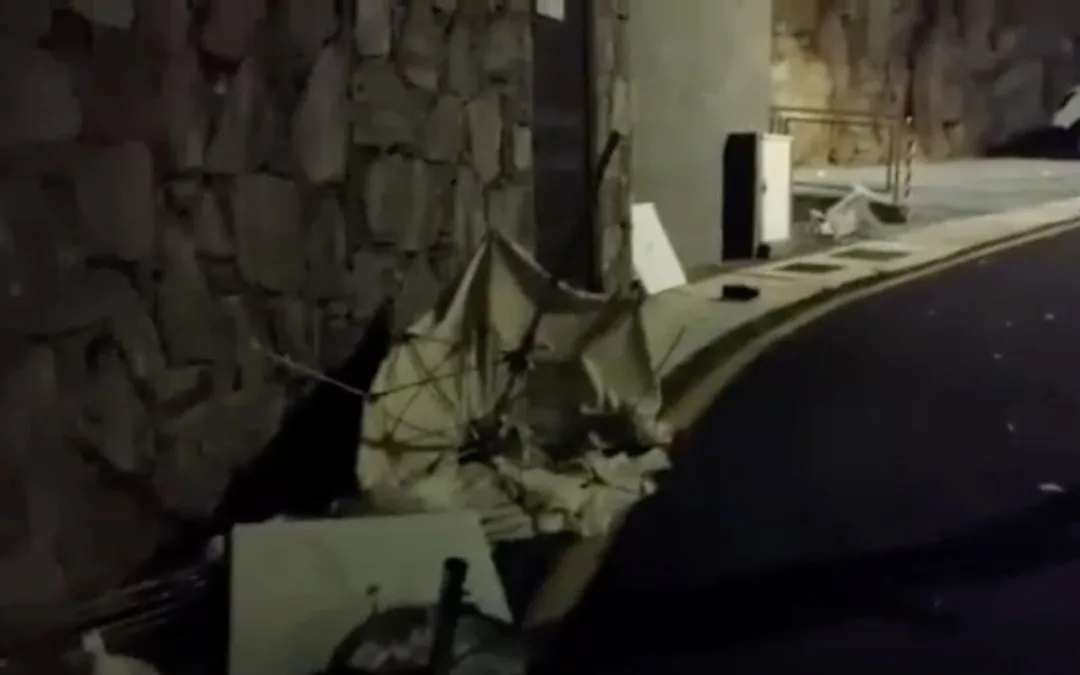 Young man detained after throwing garden furniture at police on Monday night in Puerto Rico de Gran Canaria