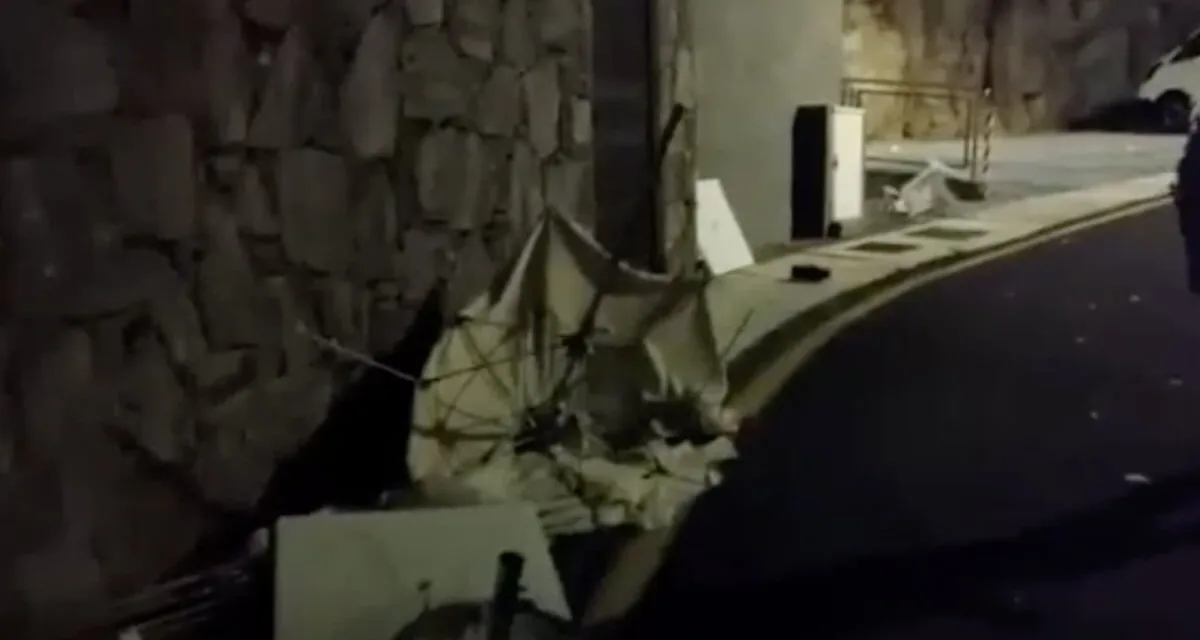 Young man detained after throwing garden furniture at police on Monday night in Puerto Rico de Gran Canaria