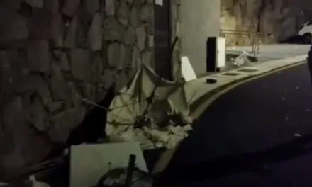 Young man detained after throwing garden furniture at police on Monday night in Puerto Rico de Gran Canaria