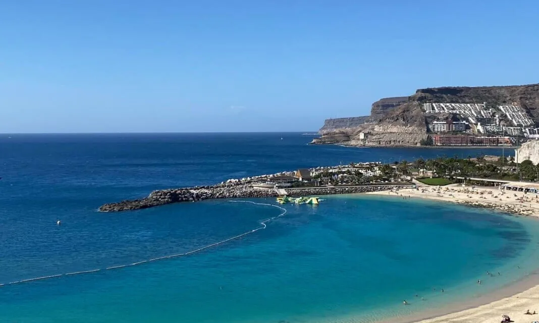 Weather: Clear skies and a little cloud expected to give way to stormy weather and a drop in temperatures from a “Polar Jet”