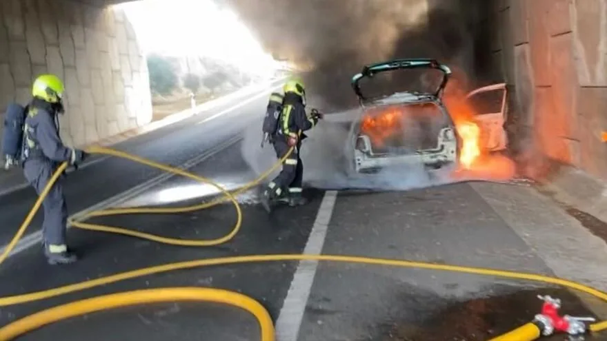 A car was completely destroyed in a roadside fire this afternoon, under the bridge at the entry slip road to Arguineguín