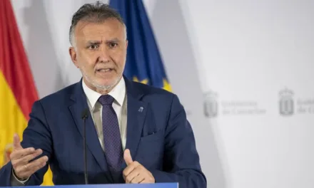 Masks required when moving around, says Canary Islands President and urges “common sense” on beaches