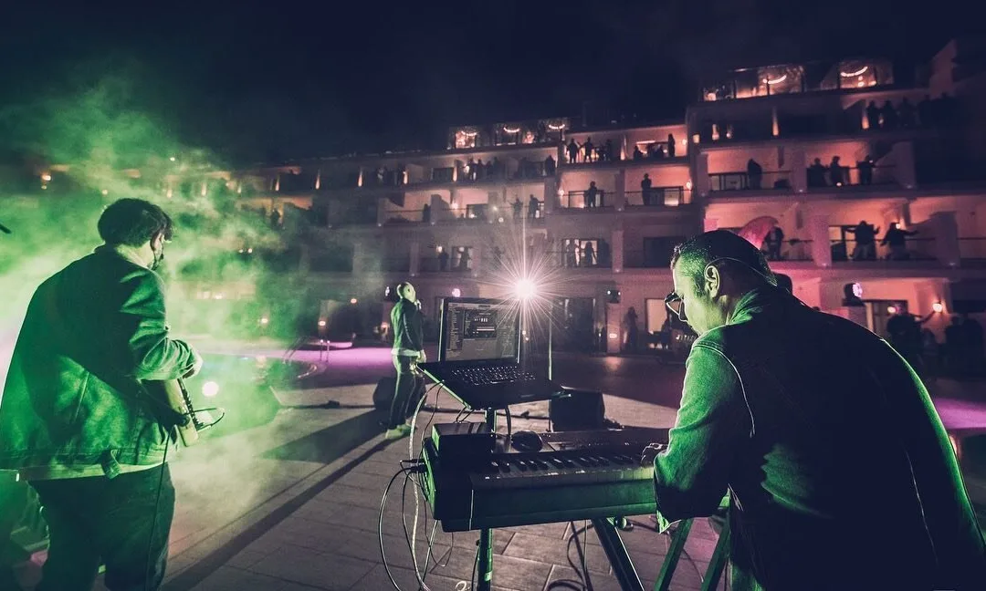 “????? ?? ?? ?????́?” Agaete’s Cordial Spa Hotel Roca Negra pioneers live music events where dancing is allowed by performing to the balconies as the sun sets