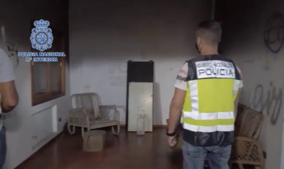 Two squatters from Tafira “Mansion” arrested having allegedly encouraged minors to commit theft in exchange for booze and drugs