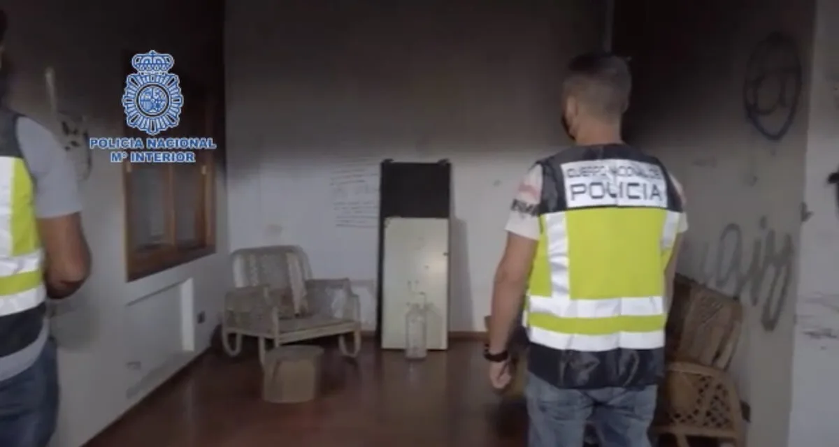 Two squatters from Tafira “Mansion” arrested having allegedly encouraged minors to commit theft in exchange for booze and drugs