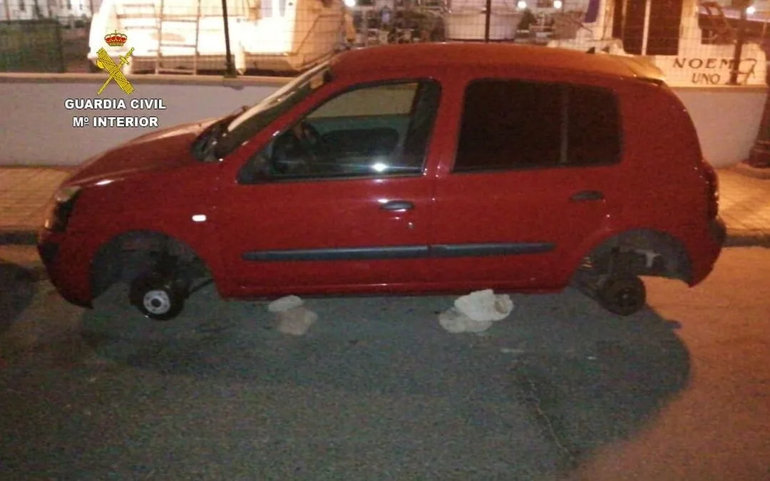 Guardia Civil from Puerto Rico de Gran Canaria identify and charge suspects in two separate thefts over the easter holidays