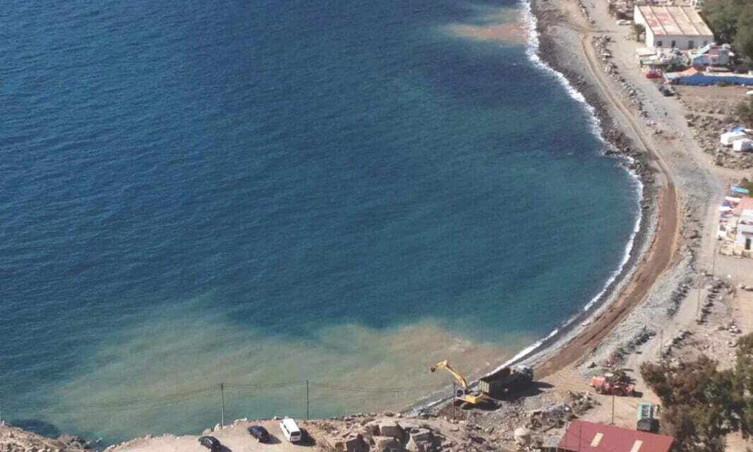 Coastal Authority file complaint for Tauro Beach environmental pollution from desalination outlet pipe buried under the sand, Anfi Group claim ignorance, the fences will stay up for now
