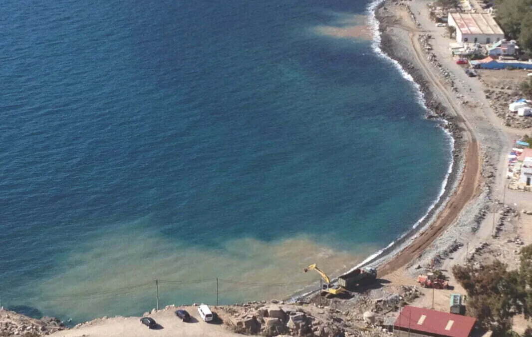 Coastal Authority file complaint for Tauro Beach environmental pollution from desalination outlet pipe buried under the sand, Anfi Group claim ignorance, the fences will stay up for now