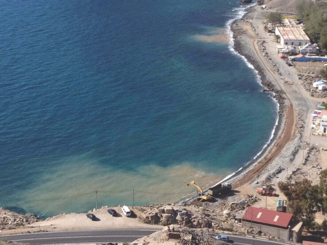 Coastal Authority file complaint for Tauro Beach environmental pollution from desalination outlet pipe buried under the sand, Anfi Group claim ignorance, the fences will stay up for now