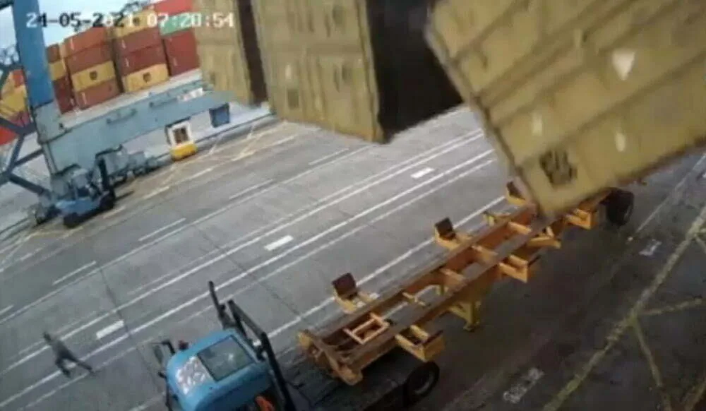 Lucky escape in the Puerto de La Luz, Port of Las Palmas, caught on camera