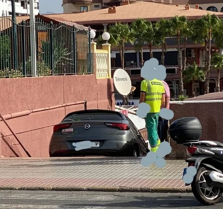 One wrong turn in Playa del Inglés leads to some extraordinarily bad parking