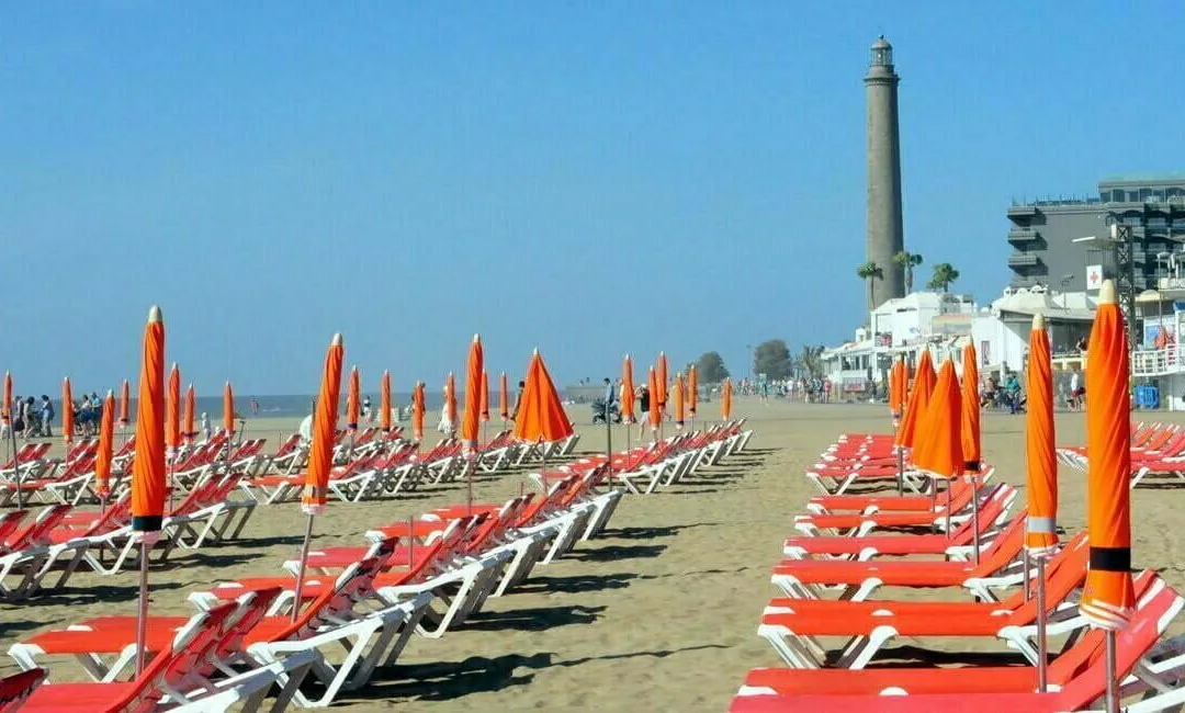 Newly cashless Maspalomas beach-hammocks-and-umbrellas services start once again, re-employing 41