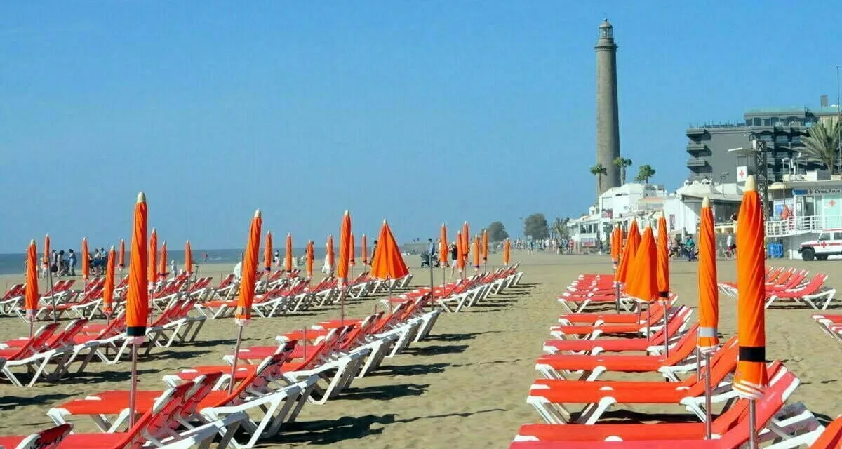 Newly cashless Maspalomas beach-hammocks-and-umbrellas services start once again, re-employing 41
