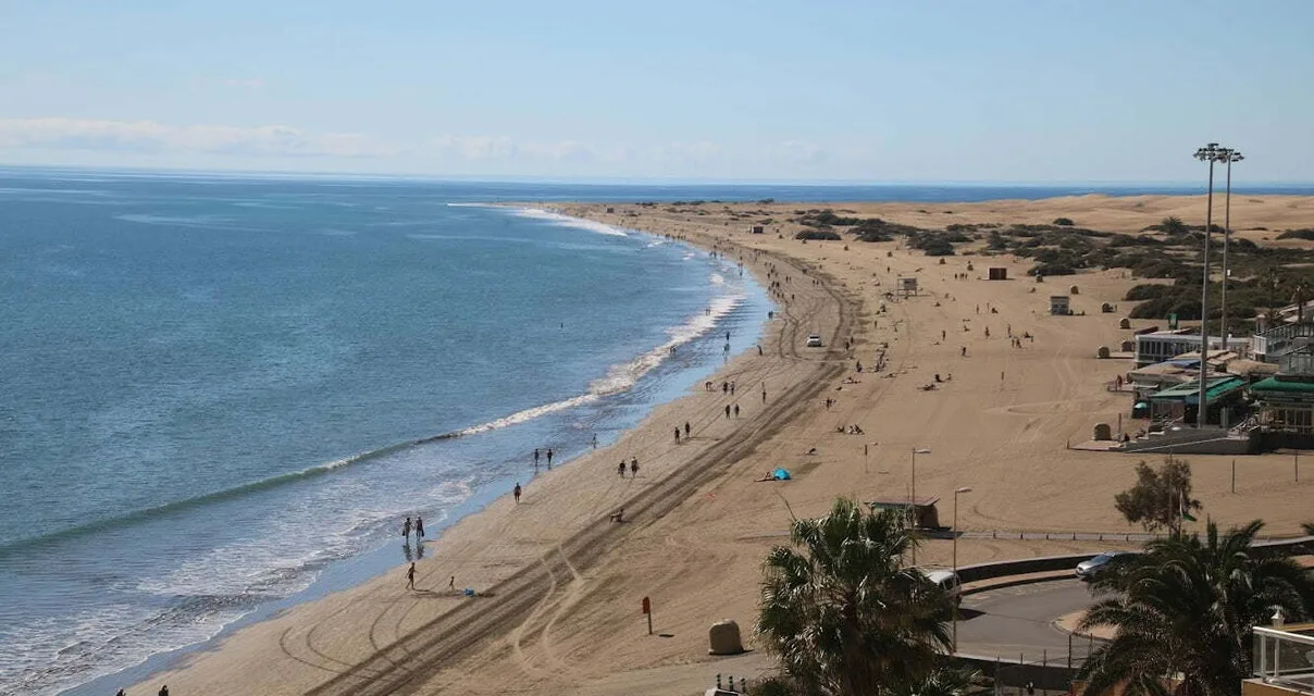 Maspalomas beach beds and umbrellas to return from February 7