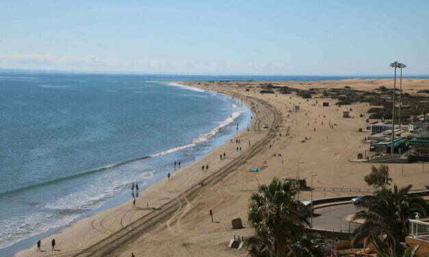 Maspalomas beach beds and umbrellas to return from February 7