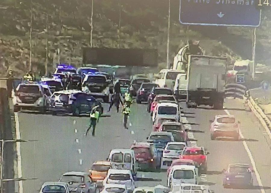 Police pursuit causes tailbacks on Gran Canaria’s main GC1, and ends in a collision with a motorcycle