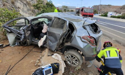 Two accidents happen independently, almost at the same, heading in different directions on the GC1 near Playa del Inglés