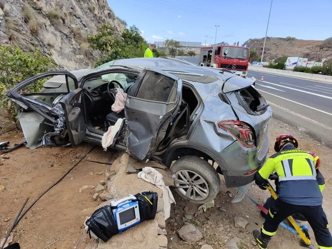 Two accidents happen independently, almost at the same, heading in different directions on the GC1 near Playa del Inglés