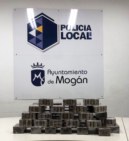 Newsbrief: 30 kg of hashish found floating by the beach in Arguineguín