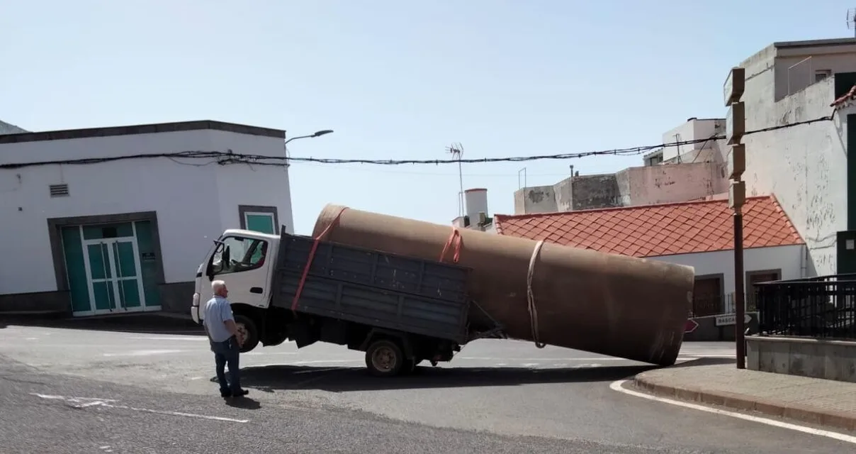Meanwhile on the north of Gran Canaria… A Truck Wheelies and smashes into a police car