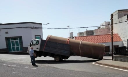 Meanwhile on the north of Gran Canaria… A Truck Wheelies and smashes into a police car