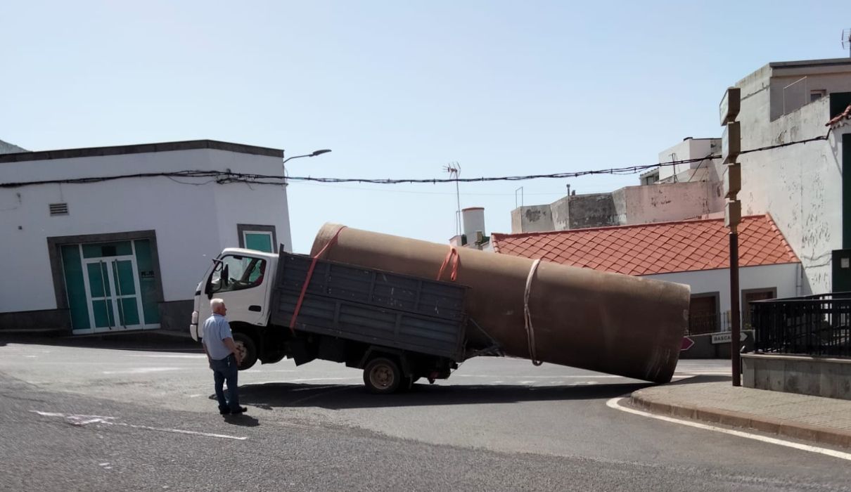Meanwhile on the north of Gran Canaria… A Truck Wheelies and smashes into a police car
