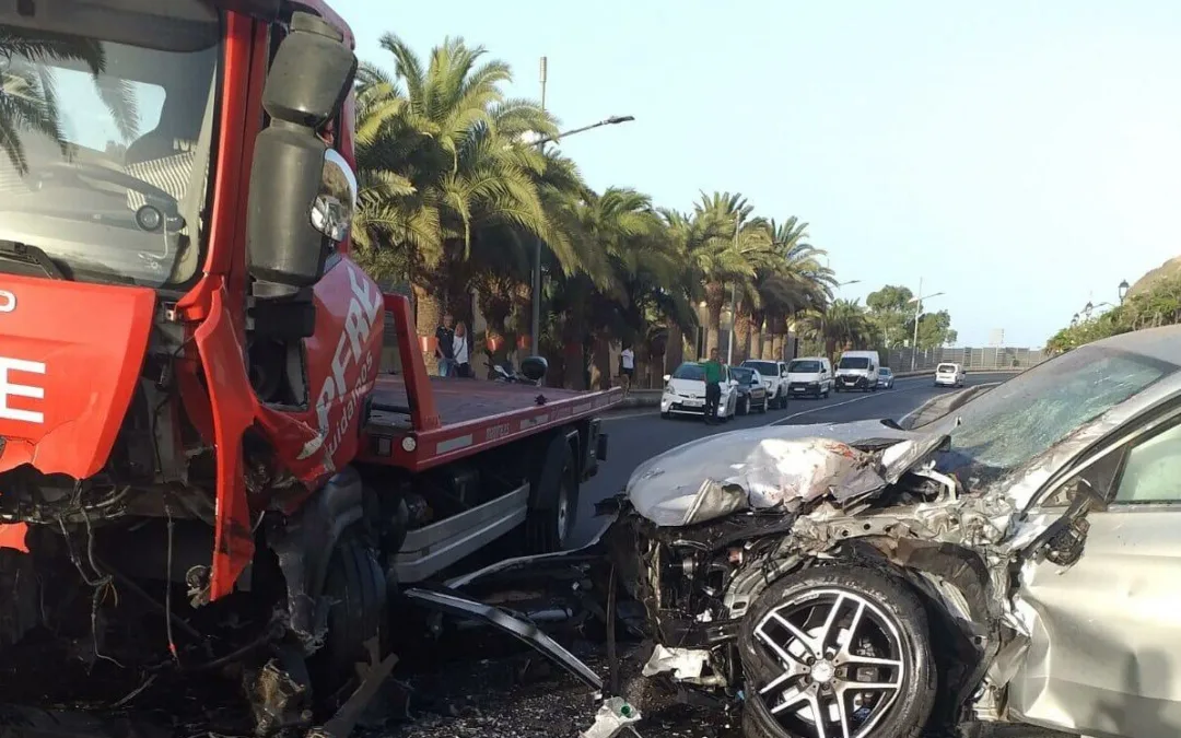 Head-on collision in Arguineguín leaves two injured and major traffic problems