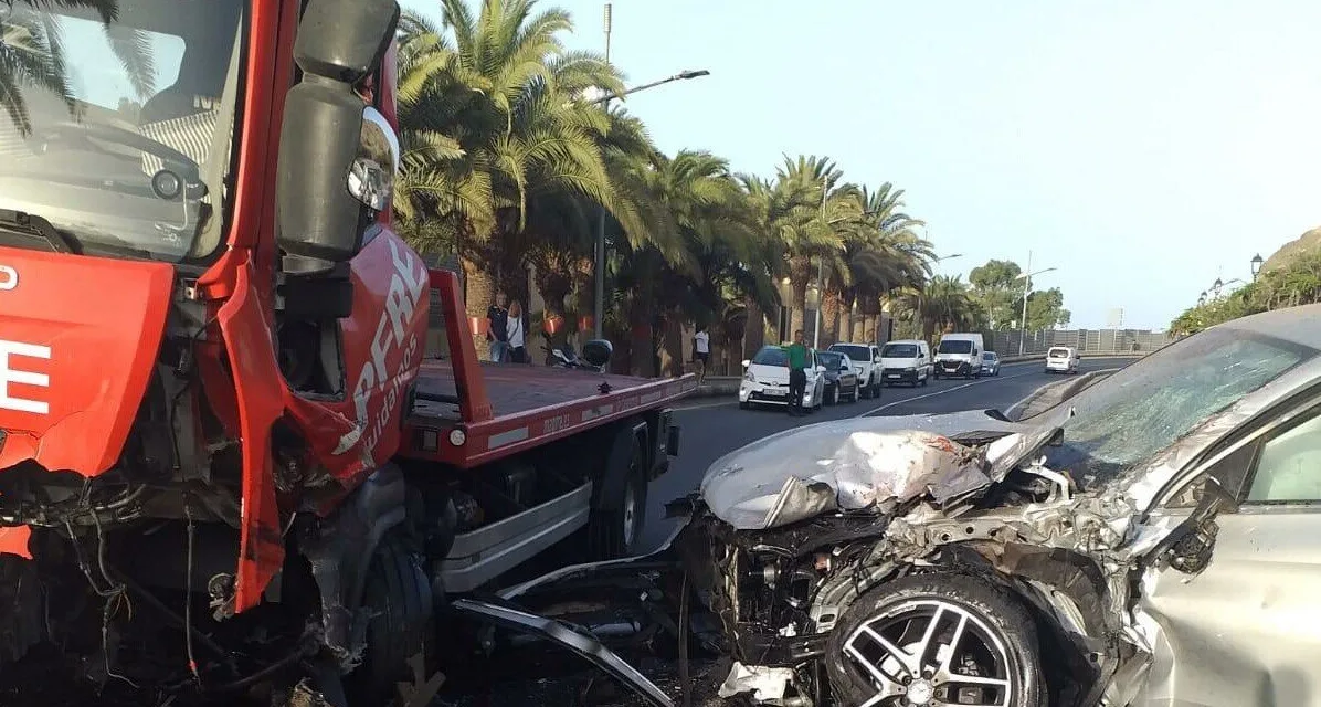 Head-on collision in Arguineguín leaves two injured and major traffic problems