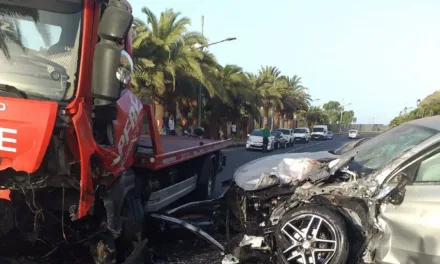 Head-on collision in Arguineguín leaves two injured and major traffic problems