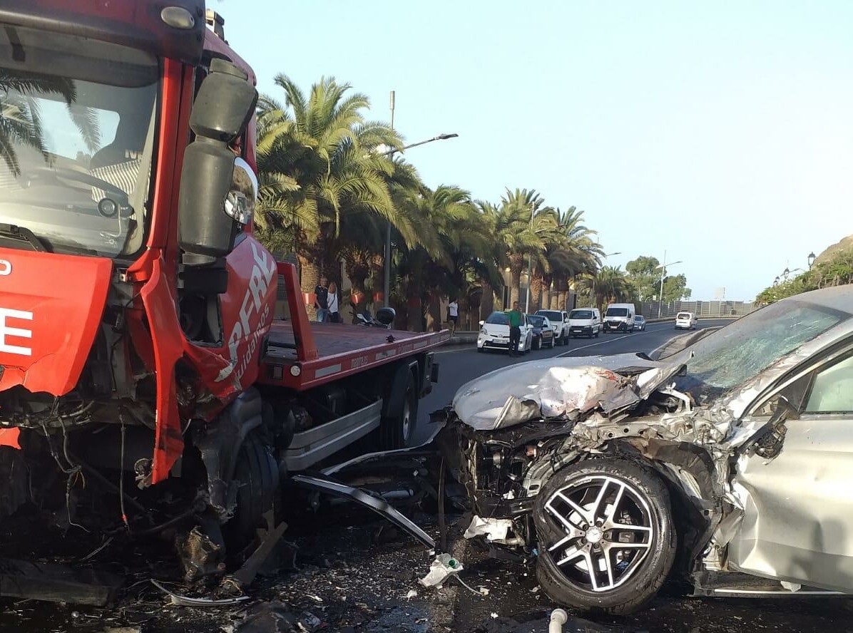 Head-on collision in Arguineguín leaves two injured and major traffic problems