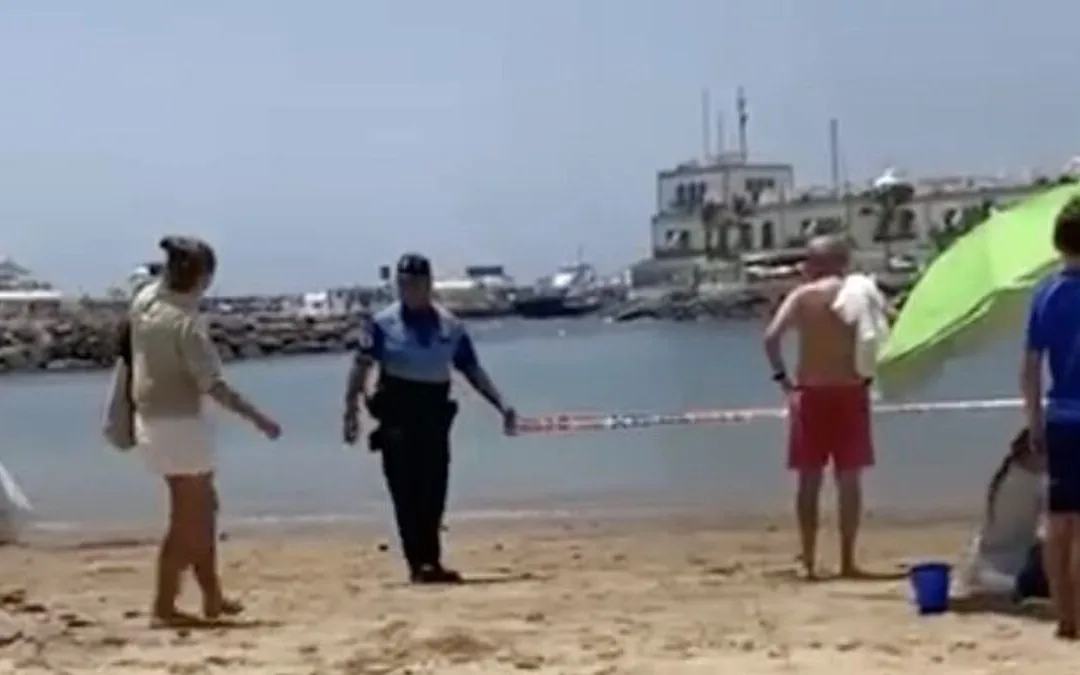Something smelly in the waters of Mogán: Police close Playa de Mogán beach again, for the third time this summer