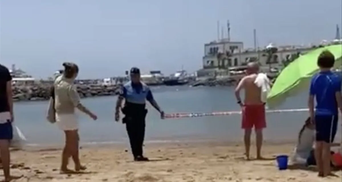 Something smelly in the waters of Mogán: Police close Playa de Mogán beach again, for the third time this summer