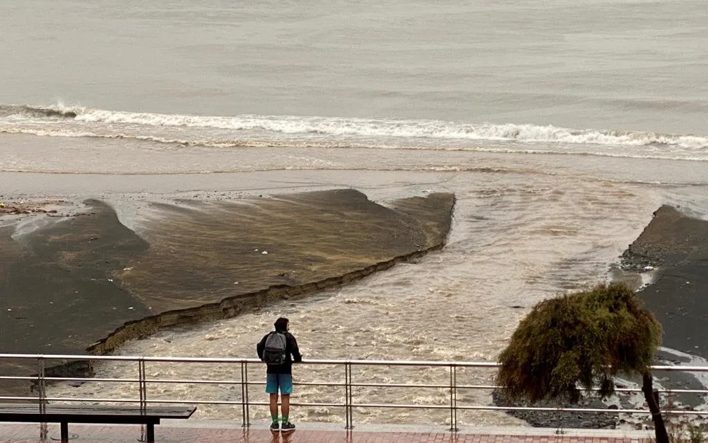 Maximum Alert for rains remains in place until midday Monday, more than 800 incidents reported, airports closed and 200 or more flights cancelled