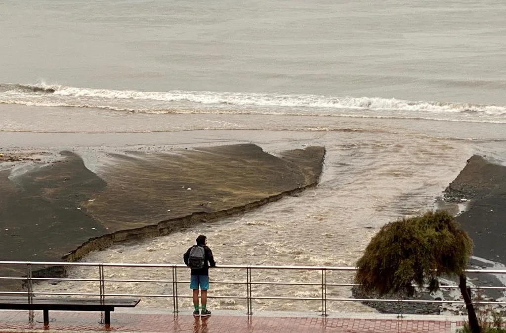 Maximum Alert for rains remains in place until midday Monday, more than 800 incidents reported, airports closed and 200 or more flights cancelled