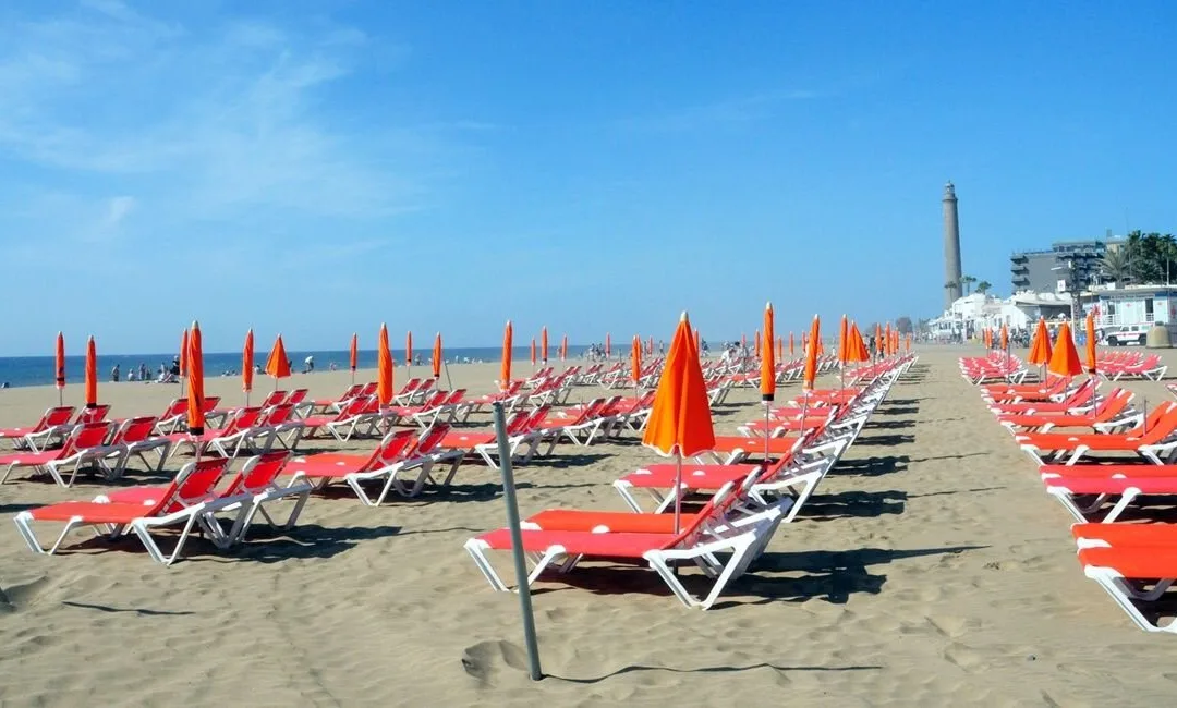 San Bartolomé de Tirajana will completely renew sunbeds and umbrellas on its beaches