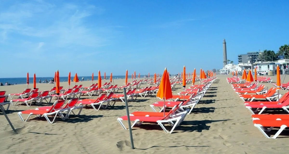 San Bartolomé de Tirajana will completely renew sunbeds and umbrellas on its beaches