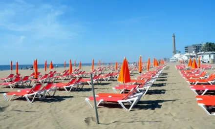 San Bartolomé de Tirajana will completely renew sunbeds and umbrellas on its beaches