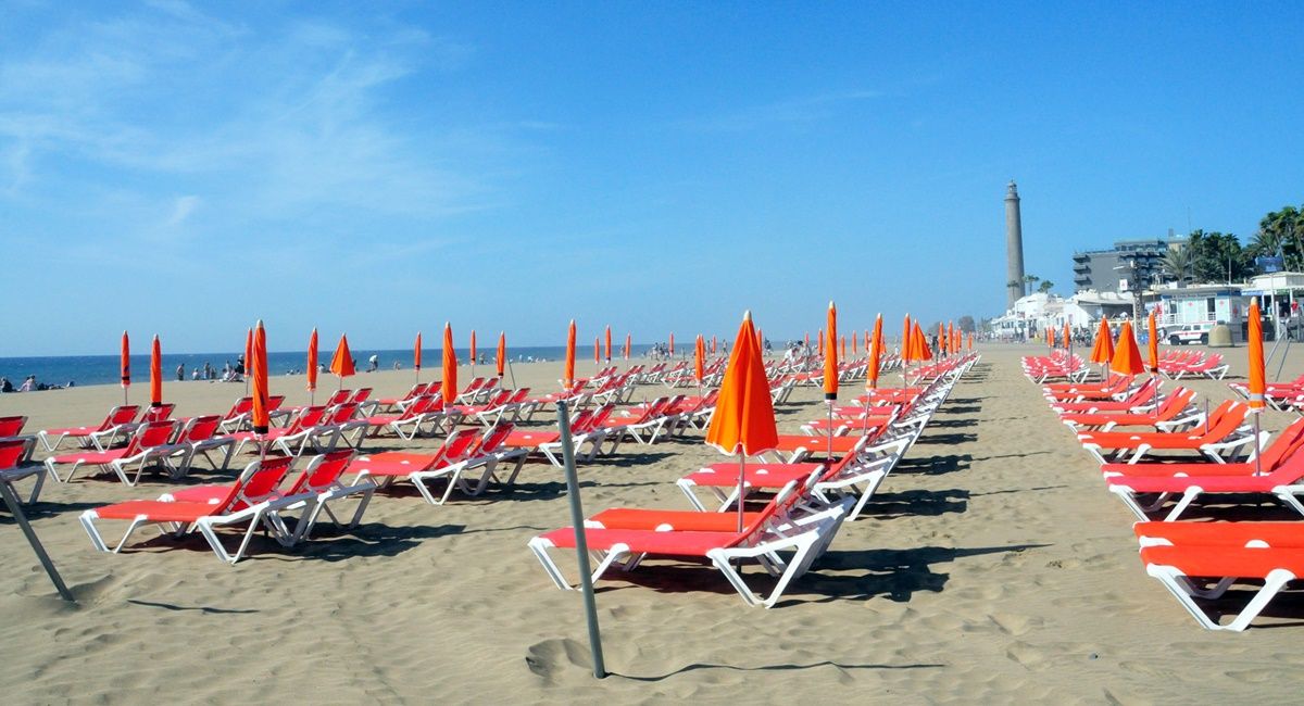 San Bartolomé de Tirajana will completely renew sunbeds and umbrellas on its beaches