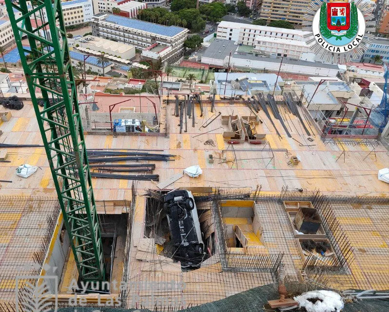 Meanwhile, in Las Palmas: Taxi driver escapes injury after crashing into building site from the air