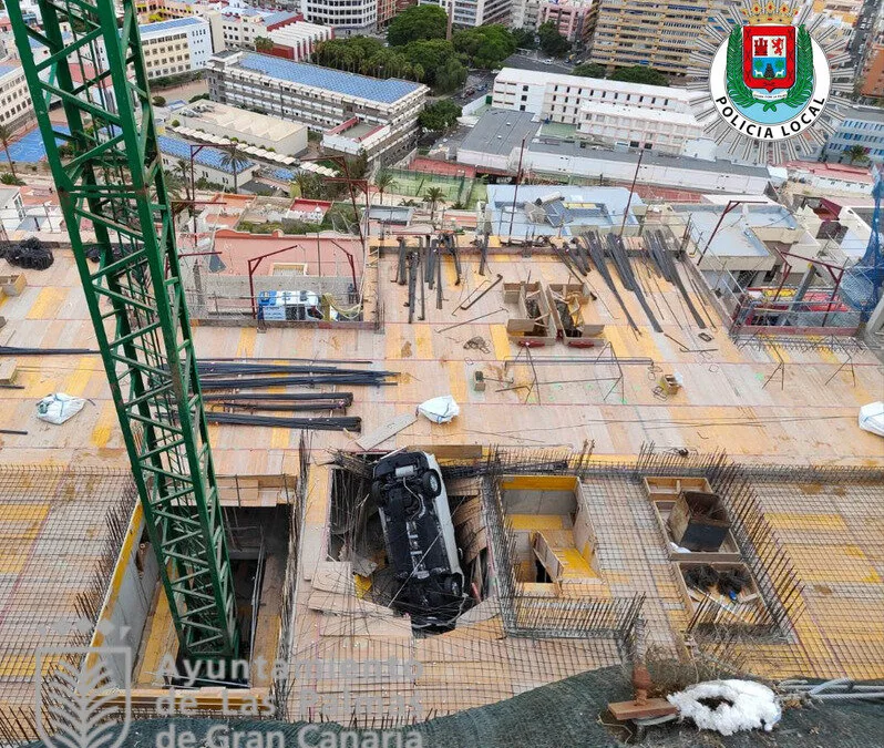 Meanwhile, in Las Palmas: Taxi driver escapes injury after crashing into building site from the air