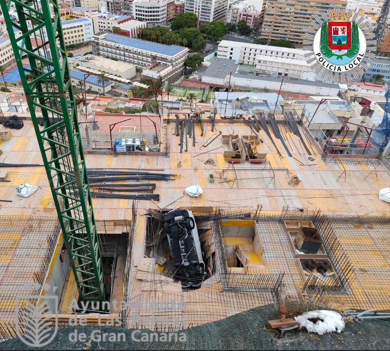 Meanwhile, in Las Palmas: Taxi driver escapes injury after crashing into building site from the air