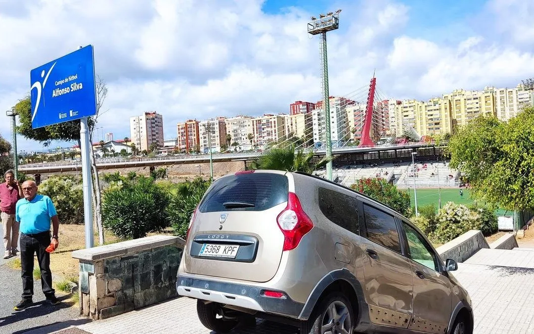 Meanwhile in Las Palmas: A driver loses control and ends up parked on some steps