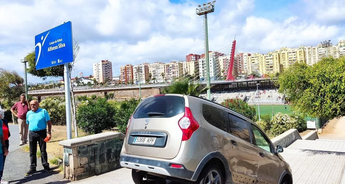 Meanwhile in Las Palmas: A driver loses control and ends up parked on some steps