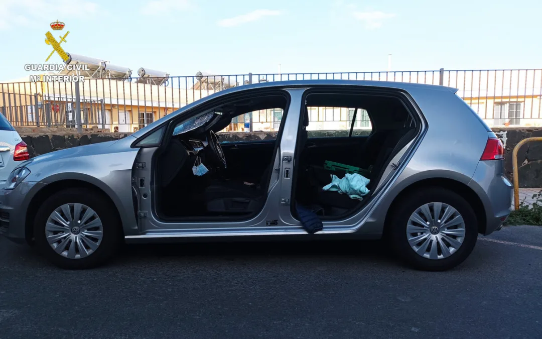 Two arrested on suspicion of stealing doors from a parked car in Patalavaca, Mogán